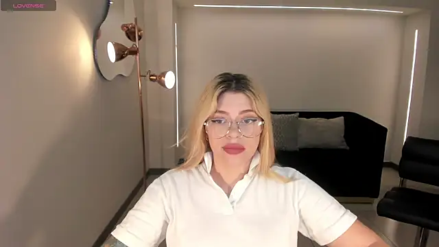 Snapshot of MadisonKane chatting on 11.30.25 MadisonKane online show from 11.30.25