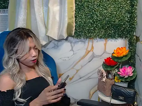 Snapshot of Alexie_08 chatting on 12.04.25 Alexie 08 online show from 12.04.25