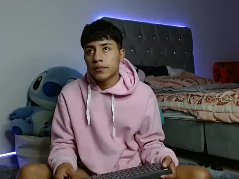 Snapshot of Sebas_Ross04 chatting on 12.14.25 Sebas Ross04 online show from 12.14.25