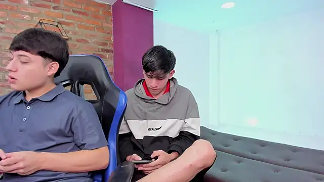 HotThreesoome online show from 04.16.26