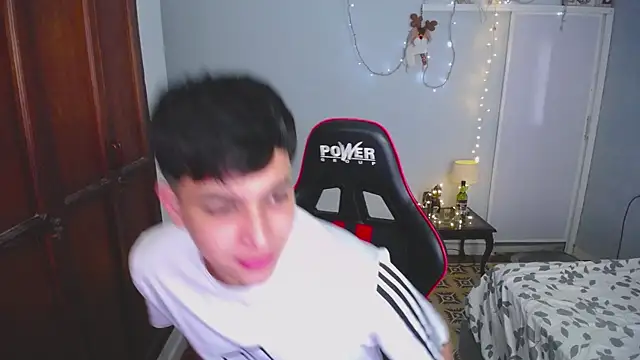 Snapshot of paul_crewe chatting on 12.04.25 paul crewe online show from 12.04.25