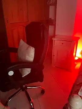 Snapshot of EmiHarrys chatting on 12.15.25 EmiHarrys online show from 12.15.25