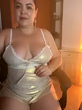 Snapshot of EmiHarrys chatting on 12.16.25 EmiHarrys online show from 12.16.25