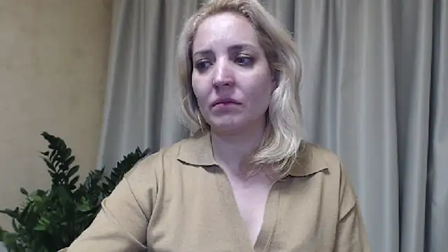 Snapshot of sweetpussy chatting on 03.08.25 sweetpussy online show from 03.08.25