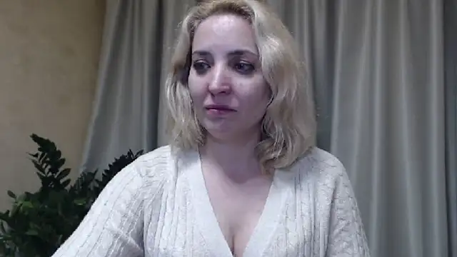 Snapshot of sweetpussy chatting on 03.15.25 sweetpussy online show from 03.15.25