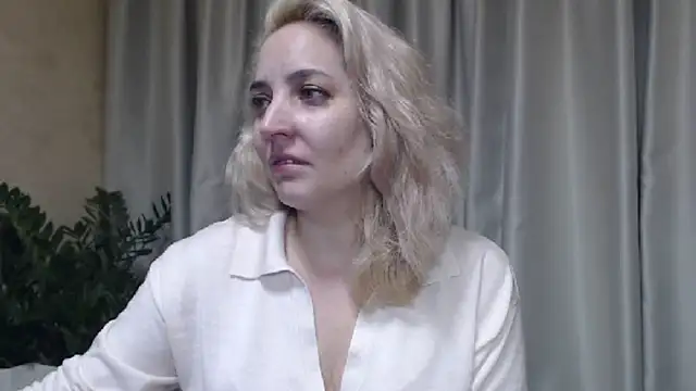 Snapshot of sweetpussy chatting on 09.30.25 sweetpussy online show from 09.30.25