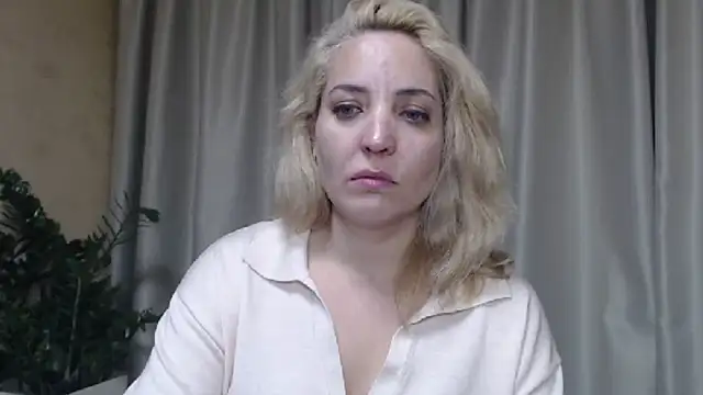 Snapshot of sweetpussy chatting on 10.13.25 sweetpussy online show from 10.13.25