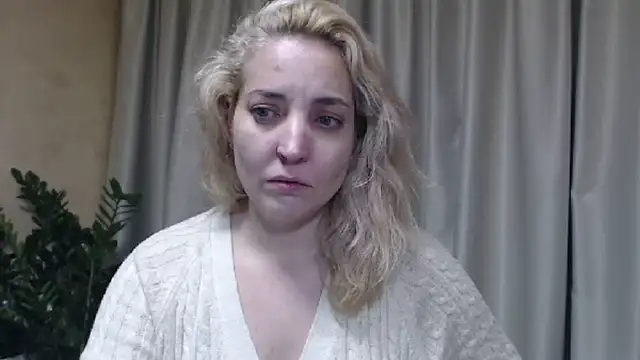 Snapshot of sweetpussy chatting on 11.08.25 sweetpussy online show from 11.08.25