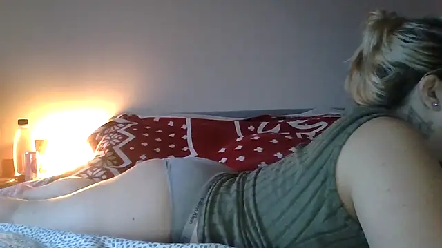 Snapshot of Julie0411 chatting on 12.19.25 Julie0411 online show from 12.19.25