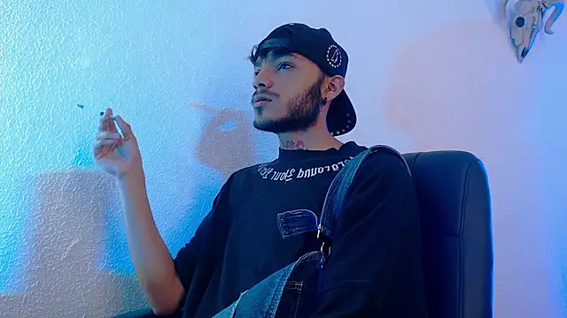 Snapshot of kingdani_hot chatting on 12.21.25 kingdani hot online show from 12.21.25