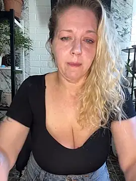 Snapshot of JenniferCarmen chatting on 06.20.26 JenniferCarmen online show from 06.20.26