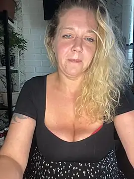 Snapshot of JenniferCarmen chatting on 07.15.26 JenniferCarmen online show from 07.15.26