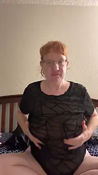 Snapshot of Lenaravenswood chatting on 12.17.25 Lenaravenswood online show from 12.17.25