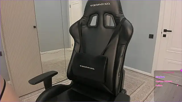 Snapshot of lovelymikky chatting on 04.07.26 lovelymikky online show from 04.07.26