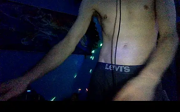 Snapshot of nutt_max chatting on 12.16.25 nutt max online show from 12.16.25