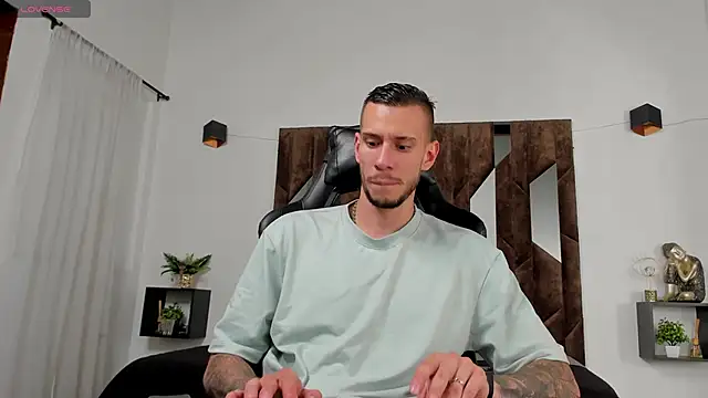 Snapshot of J_king__ chatting on 04.29.26 J king online show from 04.29.26