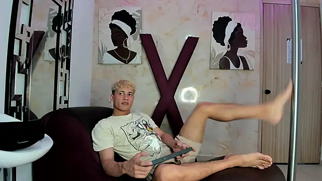 Snapshot of YOUNG_GUYS1 chatting on 04.10.26 YOUNG GUYS1 online show from 04.10.26