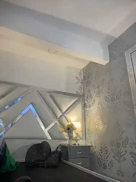 Annyhathatway online show from 04.06.26