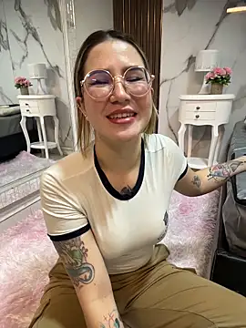 Snapshot of Annyhathatway chatting on 05.16.26 Annyhathatway online show from 05.16.26