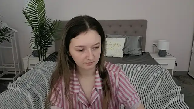 Snapshot of CyrenaLuxe chatting on 03.22.26 CyrenaLuxe online show from 03.22.26