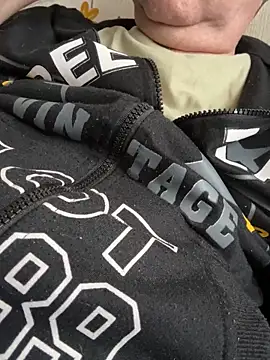 Snapshot of csikar chatting on 12.21.25 csikar online show from 12.21.25