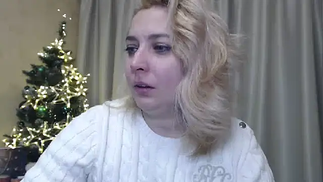 Snapshot of sweetpussy13 chatting on 12.23.24 sweetpussy13 online show from 12.23.24