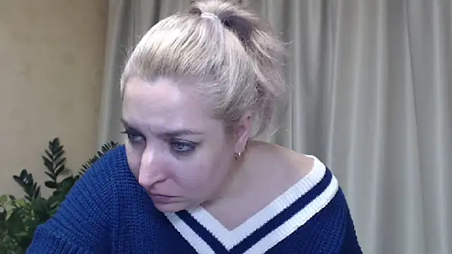 Snapshot of sweetpussy13 chatting on 01.19.25 sweetpussy13 online show from 01.19.25