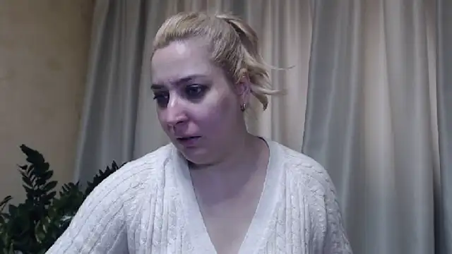 Snapshot of sweetpussy13 chatting on 03.19.25 sweetpussy13 online show from 03.19.25