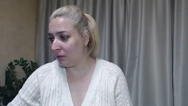 Snapshot of sweetpussy13 chatting on 09.28.25 sweetpussy13 online show from 09.28.25