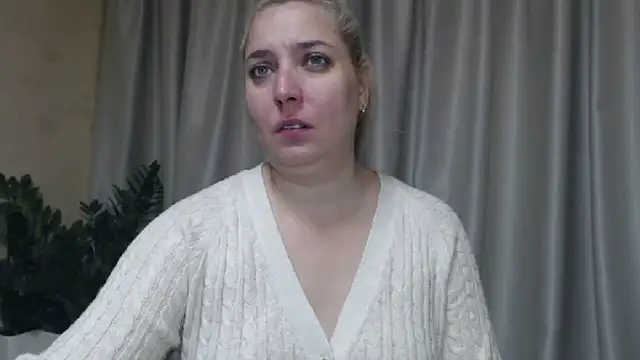 Snapshot of sweetpussy13 chatting on 10.04.25 sweetpussy13 online show from 10.04.25