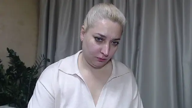 Snapshot of sweetpussy13 chatting on 10.09.25 sweetpussy13 online show from 10.09.25