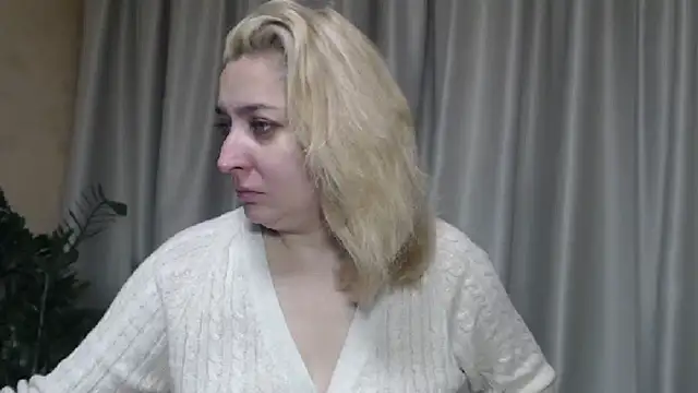 Snapshot of sweetpussy13 chatting on 10.10.25 sweetpussy13 online show from 10.10.25