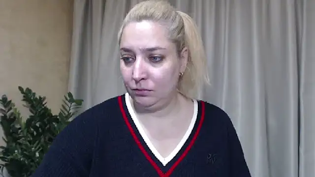 Snapshot of sweetpussy13 chatting on 11.15.25 sweetpussy13 online show from 11.15.25