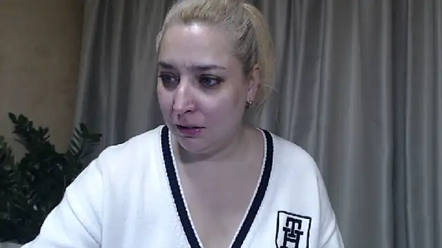 Snapshot of sweetpussy13 chatting on 11.22.25 sweetpussy13 online show from 11.22.25