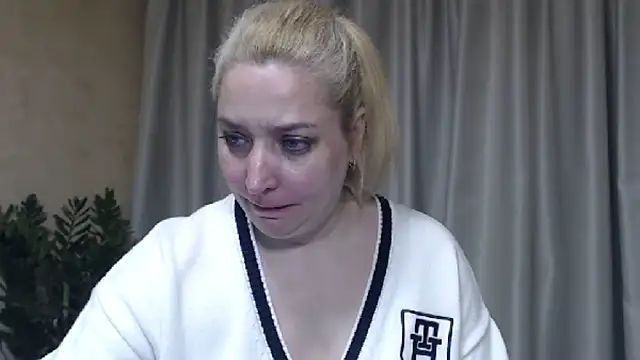 Snapshot of sweetpussy13 chatting on 04.19.26 sweetpussy13 online show from 04.19.26