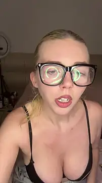 Snapshot of MonaNoire chatting on 01.18.26 MonaNoire online show from 01.18.26