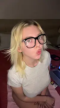 Snapshot of MonaNoire chatting on 02.13.26 MonaNoire online show from 02.13.26