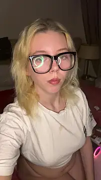 Snapshot of MonaNoire chatting on 02.18.26 MonaNoire online show from 02.18.26