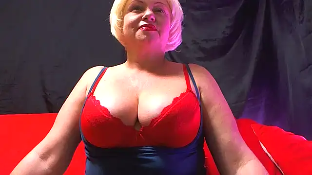 Snapshot of NaughtyMILF4UX chatting on 01.18.26 NaughtyMILF4UX online show from 01.18.26