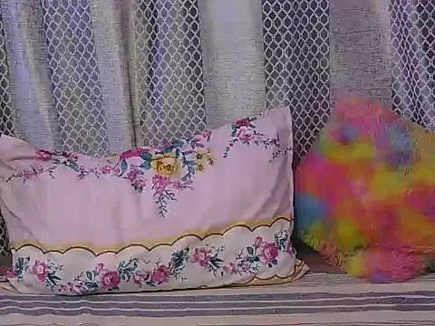 Snapshot of hey-pinky chatting on 04.15.26 hey-pinky online show from 04.15.26