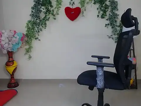 Snapshot of Shy_nivi chatting on 04.28.26 Shy nivi online show from 04.28.26