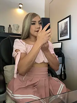 Snapshot of TaylorSweetI chatting on 06.17.26 TaylorSweetI online show from 06.17.26