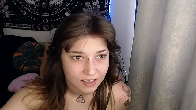 Snapshot of AlienforTwenty chatting on 06.08.26 AlienforTwenty online show from 06.08.26