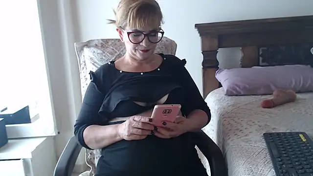 Snapshot of evelynsmithco chatting on 05.26.26 evelynsmithco online show from 05.26.26