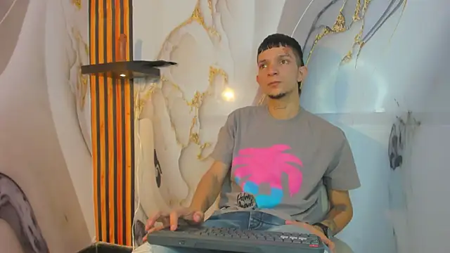 Straight Guy22 online show from 12.21.25