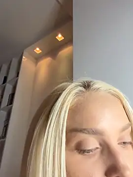 Snapshot of blonde_di chatting on 12.19.25 blonde di online show from 12.19.25