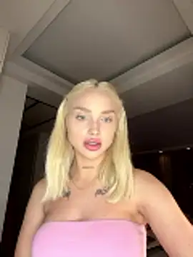 Snapshot of blonde_di chatting on 01.15.26 blonde di online show from 01.15.26