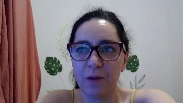 Snapshot of anngelle chatting on 04.22.26 anngelle online show from 04.22.26