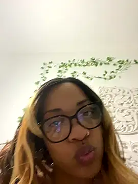 Snapshot of SweeTexasKyn chatting on 12.17.25 SweeTexasKyn online show from 12.17.25