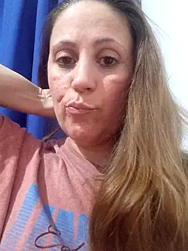 Snapshot of SofiEsteves chatting on 12.18.25 SofiEsteves online show from 12.18.25